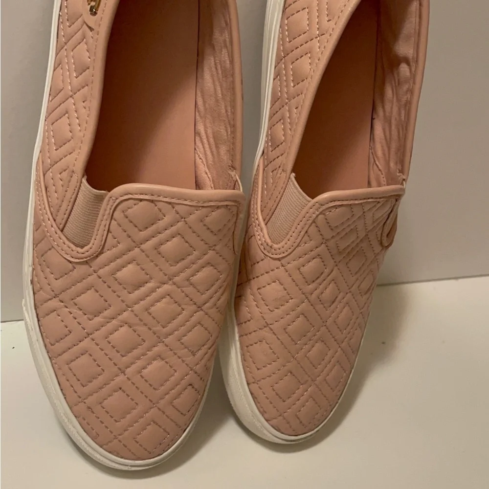 Tory Burch, beautiful pink color slippers